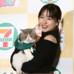 1日猫店長の「ポセイドンくん」を抱く桜井日奈子さん