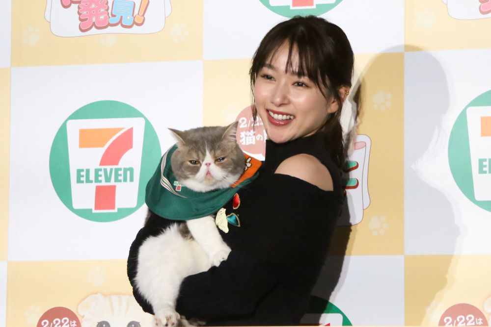 1日猫店長の「ポセイドンくん」を抱く桜井日奈子さん