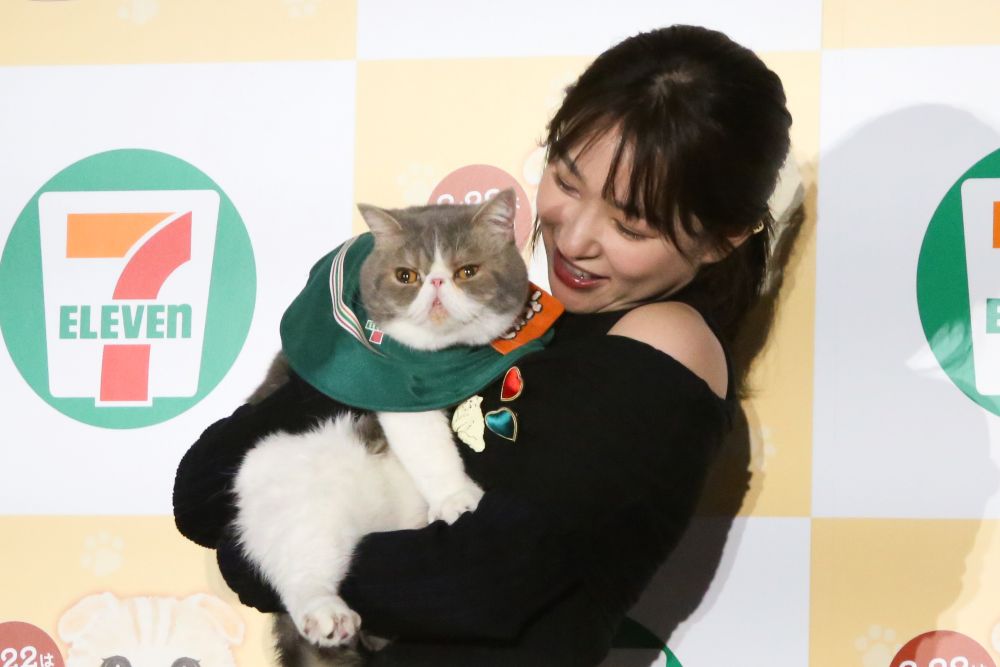 1日猫店長の「ポセイドンくん」を抱く桜井日奈子さん