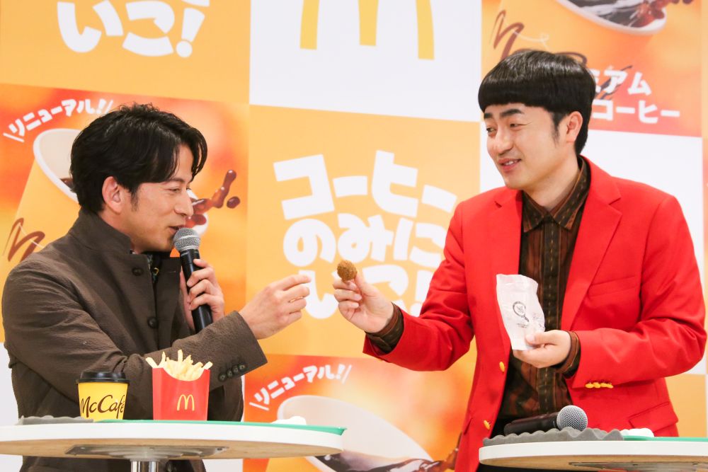 岡田准一さんに「クリームブリュレホットドーナツ」を手渡しする赤木裕さん