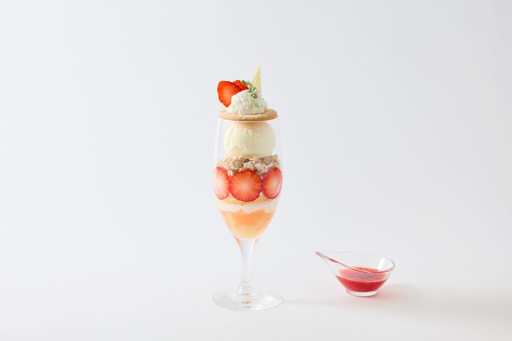 3月1日まで販売されている「chano-ma」の「いちごのホワイトショコラパフェ~ごろっといちごソース添え~」税込み1,400円