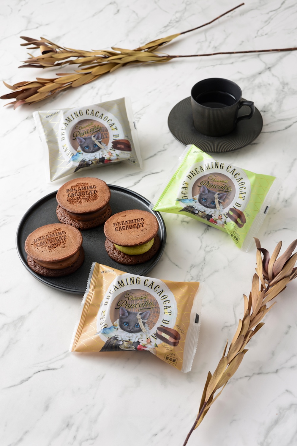 2月17日より発売中の「DREAMING CACAOCAT パンケーキ」各・税込み397円（ミルク・ダーク・ピスタチオ）