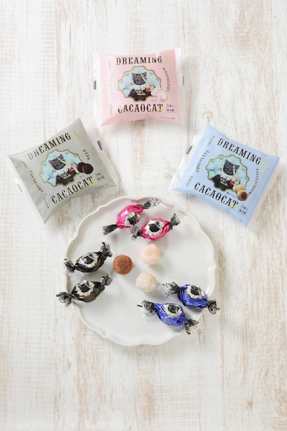 「DREAMING CACAOCAT」各・税込み389円（ ダーク3個入り・ラズベリー3個入り・塩キャラメル3個入り）