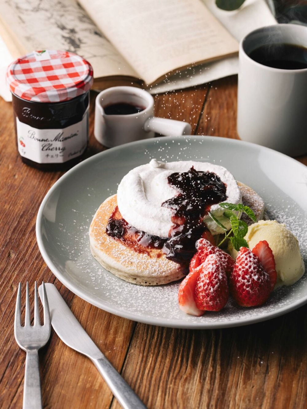 「雪どけいちごのパンケーキ　ホットチェリージャム添え」イメージ