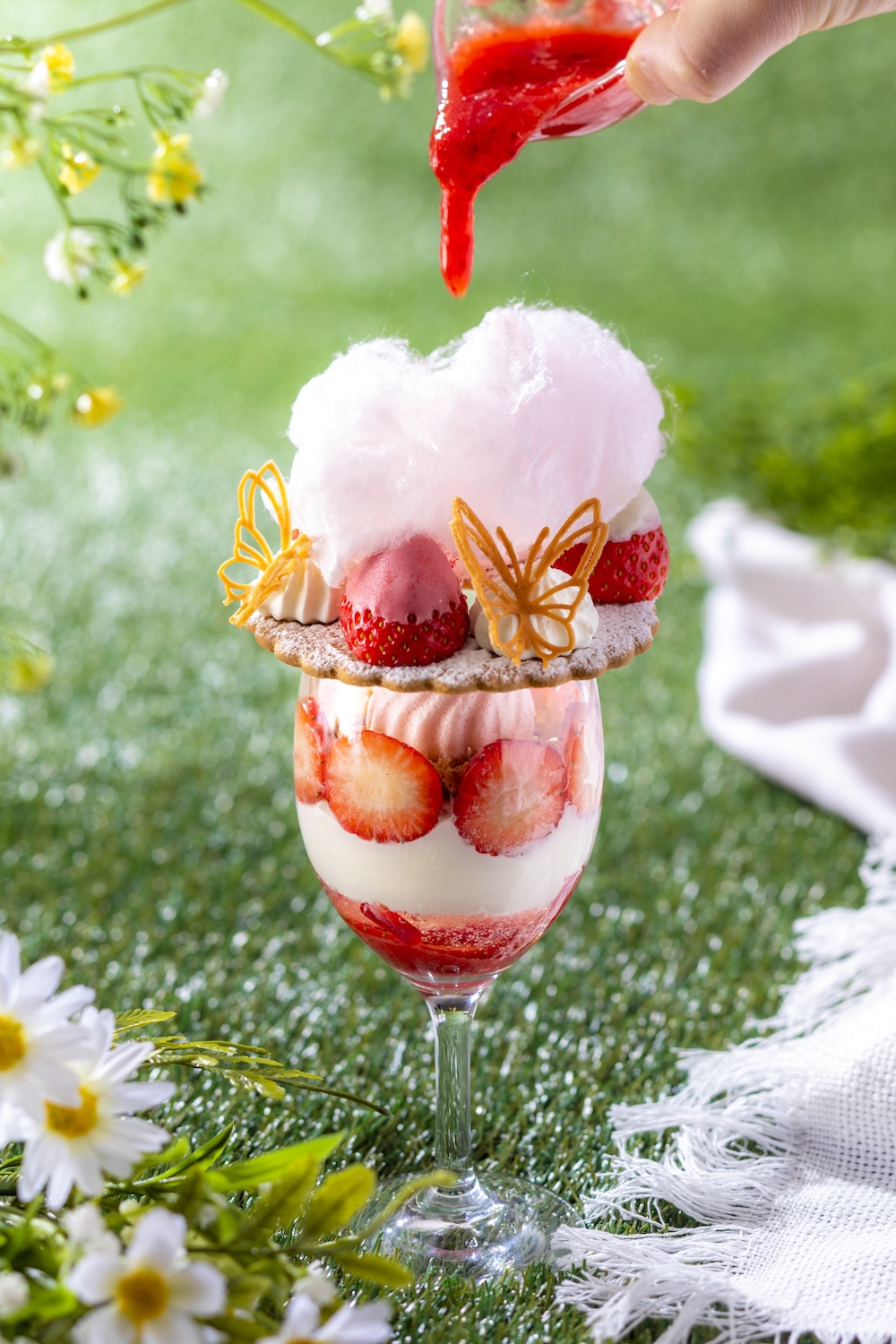 「いちごとフワフワわたがしパフェ」イメージ