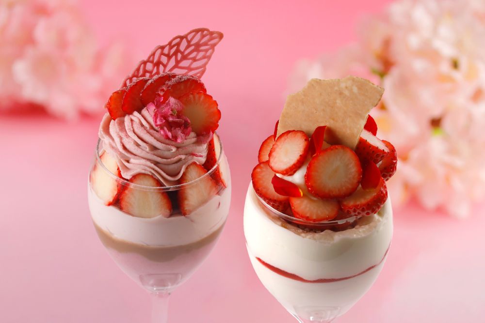 左から「苺とさくらのパフェ」、「苺とホワイトチョコのパフェ」イメージ