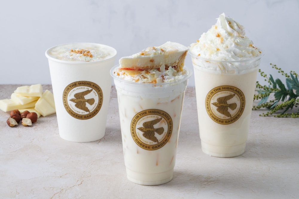 左から「フロマージュホワイトショコラ」、「ホワイトショコラレアチーズケーキドリンク」、「ホワイトショコラフローズンフロマージュ」