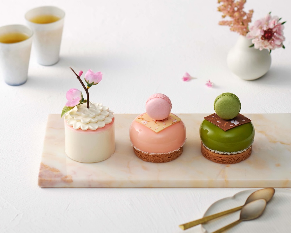 左から「桃の節句 -苺とフロマージュ-」、「女雛 -桃とショコラブラン-」、「男雛 -抹茶とレモン-」