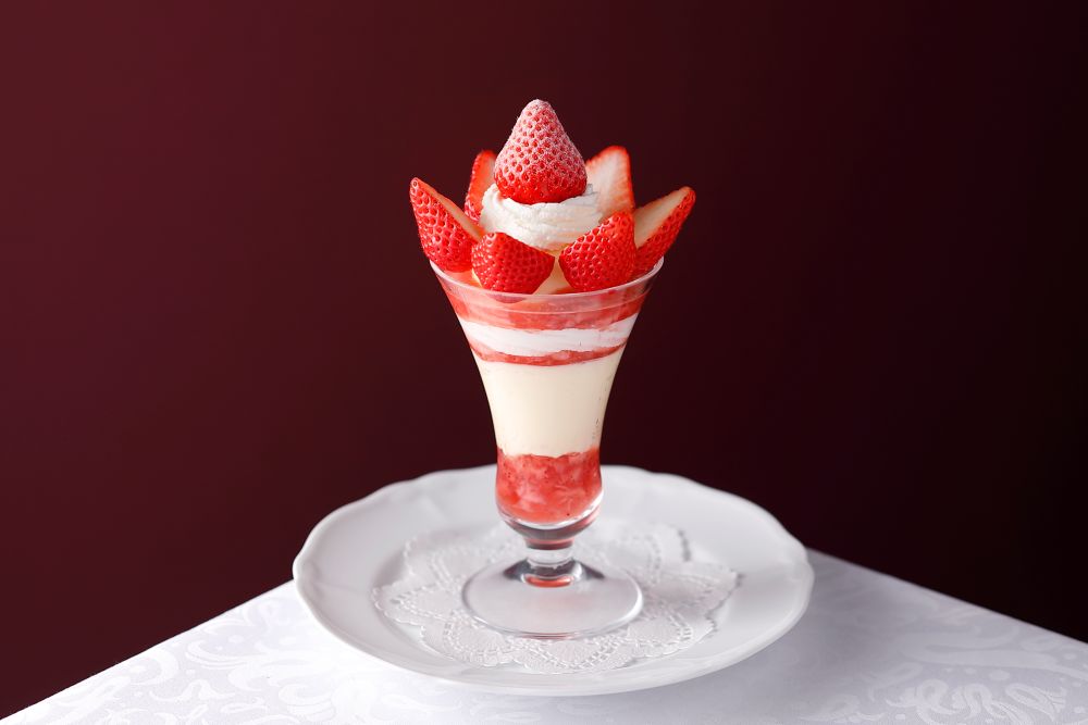 「宮崎県産“おおきみ”のストロベリーパフェ」税込み2,800円