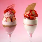 左から「苺とさくらのパフェ」、「苺とホワイトチョコのパフェ」イメージ
