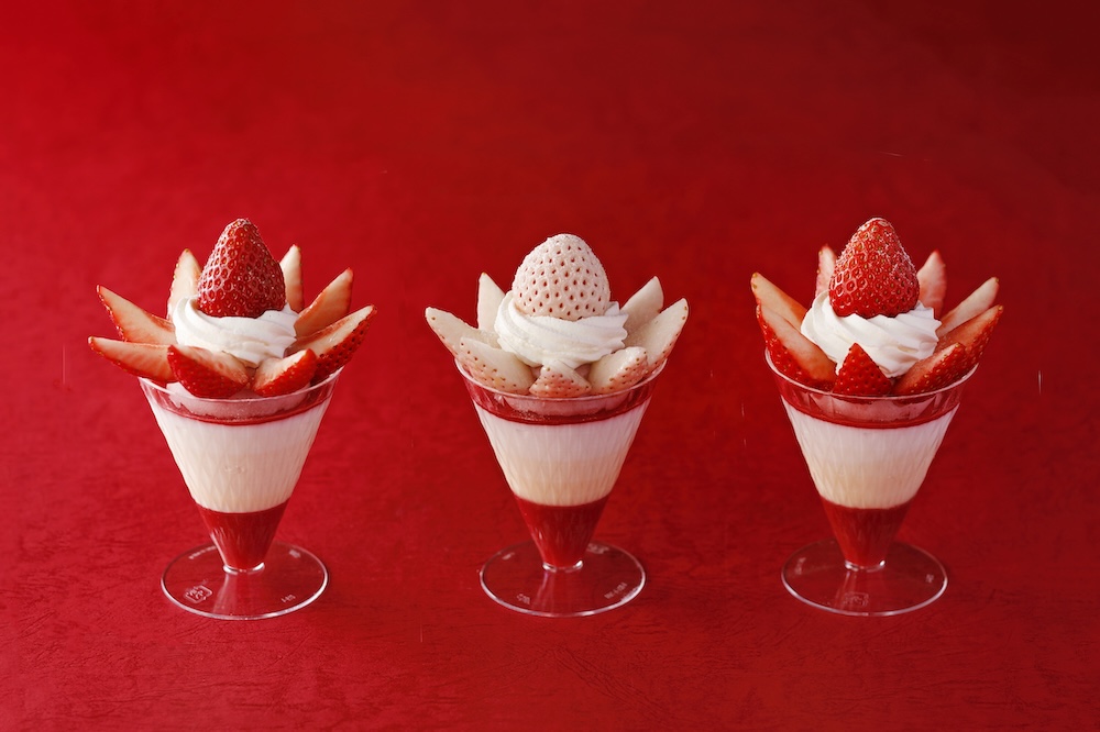 左から「大分県産“ベリーツ”のパフェケーキ」税込み1,350円、「佐賀県産“天使のいちご”のパフェケーキ」税込み1,404円、「三重県産“うた乃”のパフェケーキ」税込み1,350円