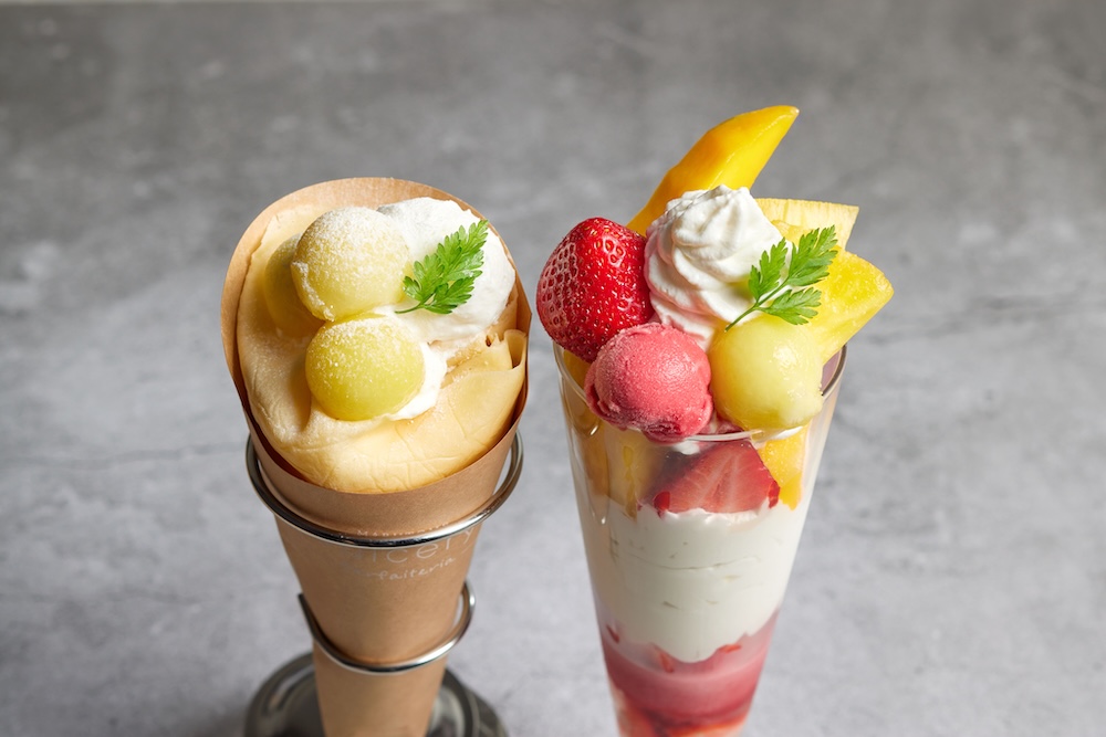 定番の「ミックスフルーツ」パフェとクレープのイメージ