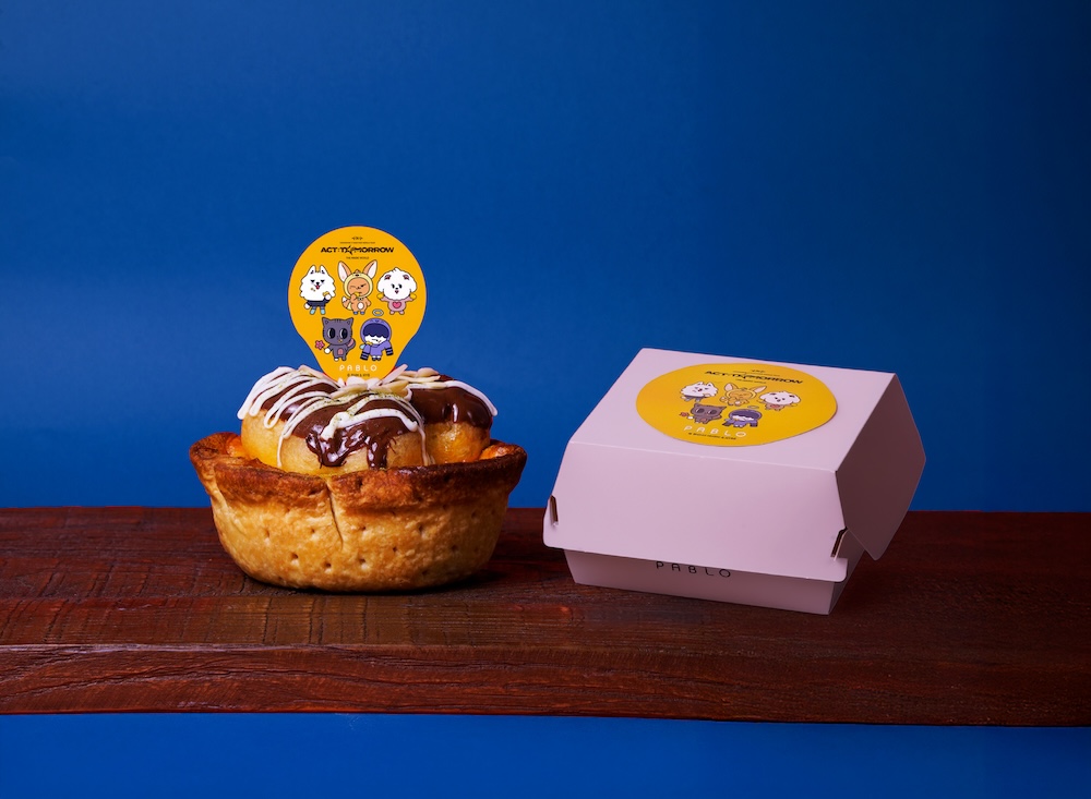 「TOMORROW X TOGETHER＜ACT:TOMORROW＞The Magic World IN OSAKA PABLOのたこ焼きチーズタルトやで！オリジナルタグエディション」イメージ