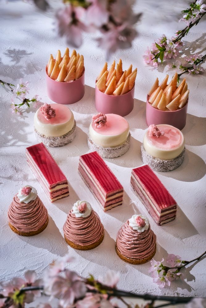 奥から「プレミアム ストロベリーショートケーキ 白苺」税込み850円、「フルール・ド・サクラ」、「ストロベリー＆赤しそ オペラ」、「カシス＆ストロベリー モンブラン」各種税込み800円