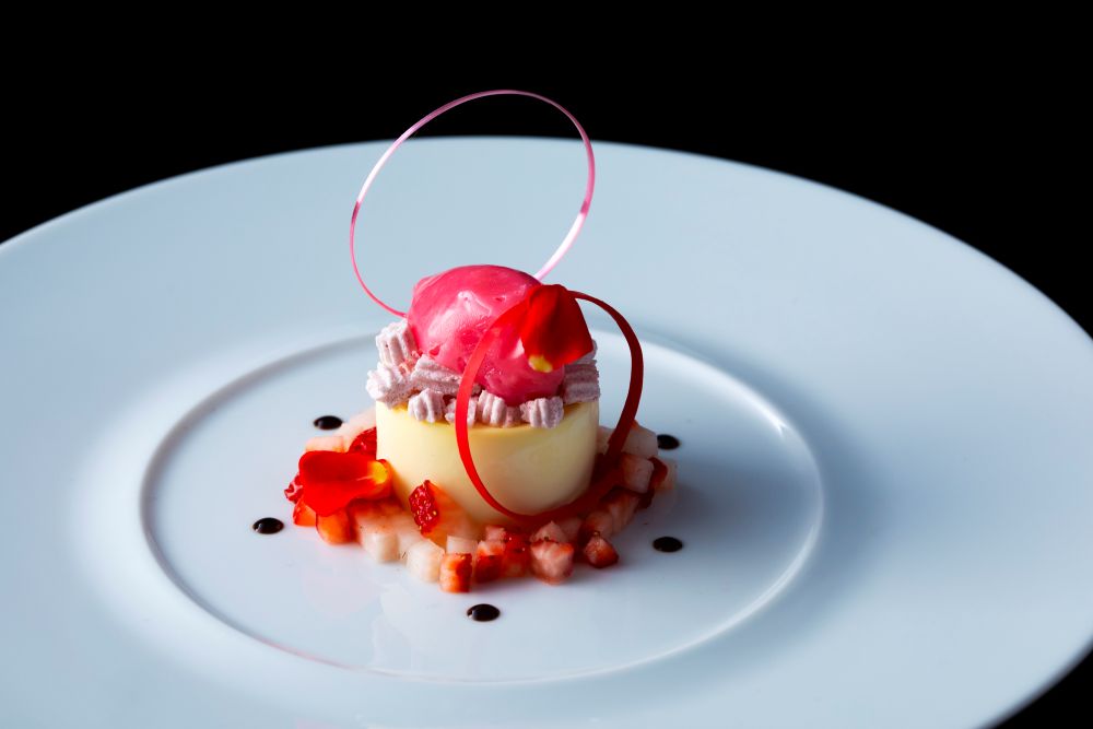 「ミラノ・グリル(MILANO|GRILL)」にて販売される「スプリング・シグニチャーコース・スカラ」税込み16,000円(サービス料含む)