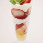 8階の「発酵デリカテッセン カフェテリア　Kouji＆ko」の「とちあいかのパフェ」1,650円