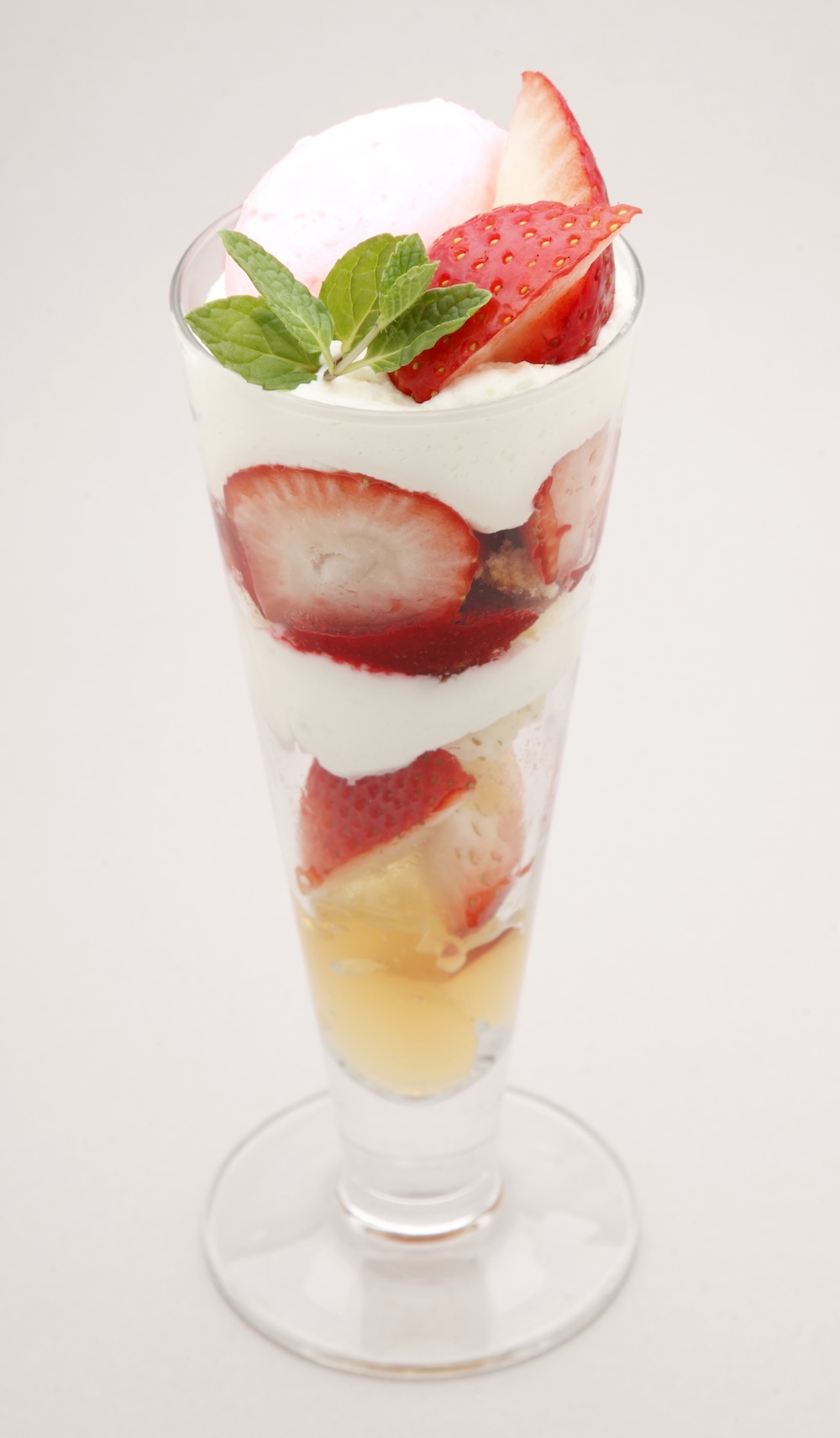 8階の「発酵デリカテッセン カフェテリア　Kouji＆ko」の「とちあいかのパフェ」1,650円