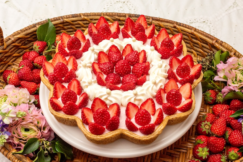 「輪花型 イチゴとリボンクリームのタルト」ピース・税込み1,090円、ホール・税込み6,004円〜