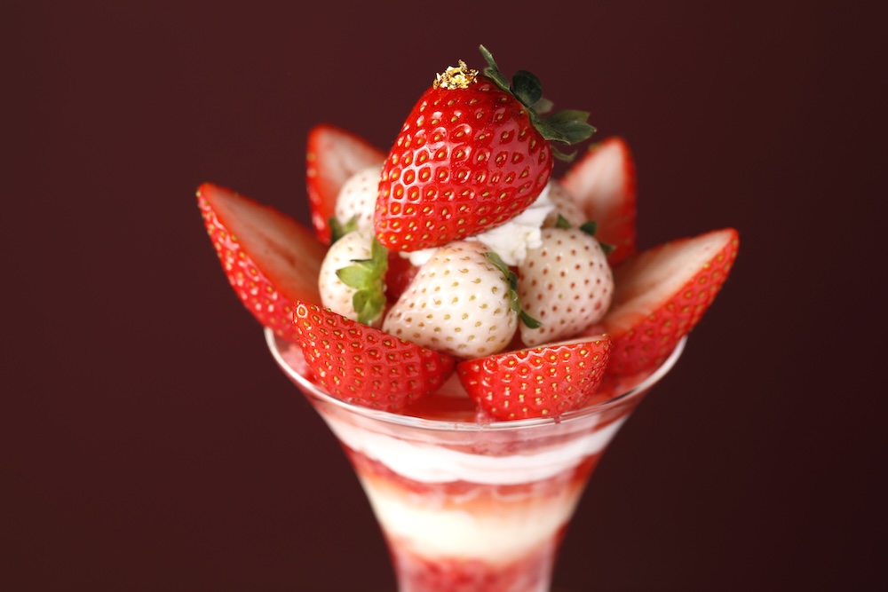 「奈良県産“古都姫”と“コットンベリー”のロイヤルストロベリーパフェ」税込み5,500円