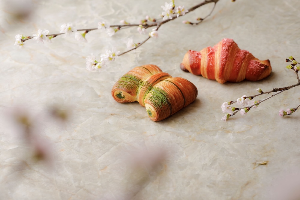 左から「抹茶パンスイス」、「桜アーモンドクロワッサン」各・600円