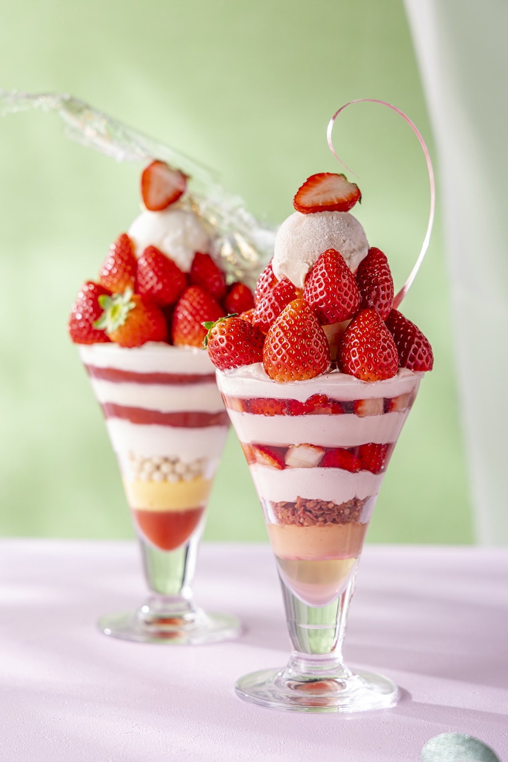 左から「いちご杏仁」​、「桜いちご」