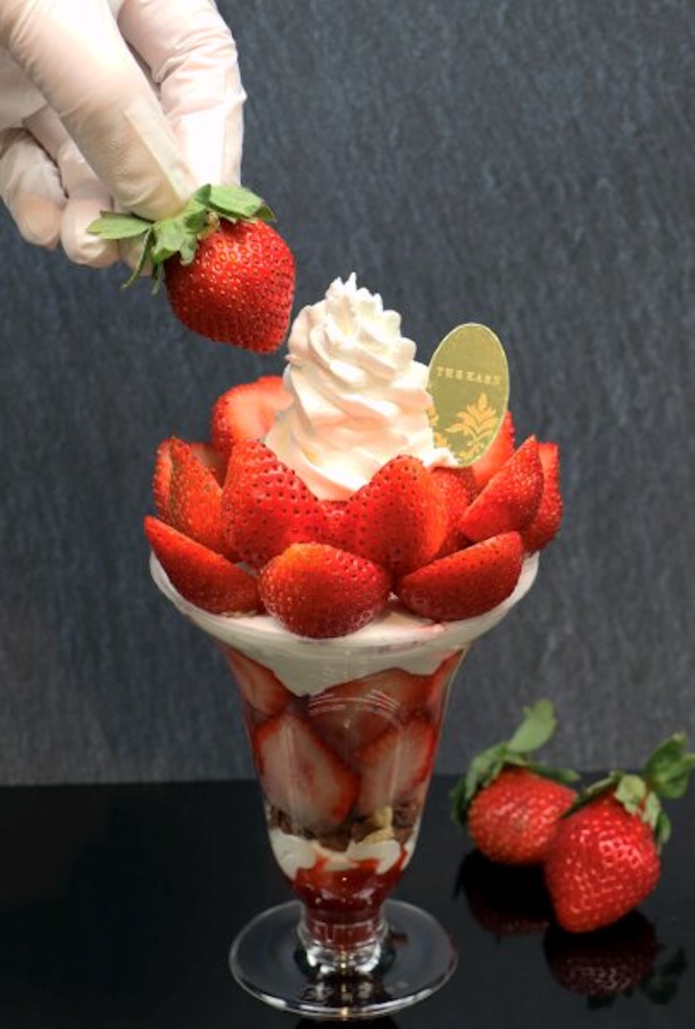 新商品「あまおう苺のワンハンドパフェ」イメージ