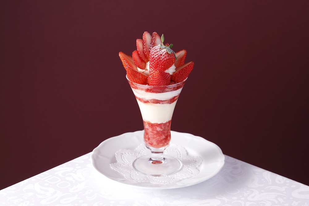 「徳島県産“さくらももいちご”のプレミアムストロベリーパフェ」税込み4,400円