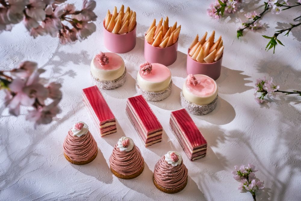 奥から「プレミアム ストロベリーショートケーキ 白苺」税込み850円、「フルール・ド・サクラ」、「ストロベリー＆赤しそ オペラ」、「カシス＆ストロベリー モンブラン」各種税込み800円