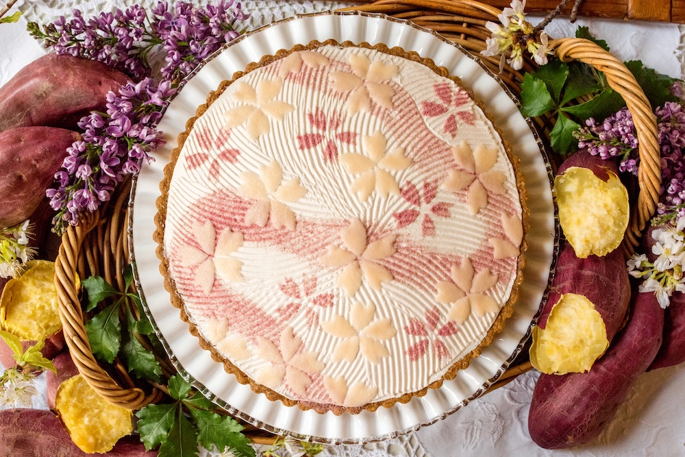 「徳島県里浦産なると金時 “里むすめ”と胡麻のタルト」イメージ