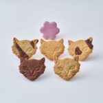 5月中旬頃まで販売される「Berry Miracle Cat Cookie Tin(“神様のいたずら”ベリーネコクッキー缶)」15枚入り・税込み2,800円〜