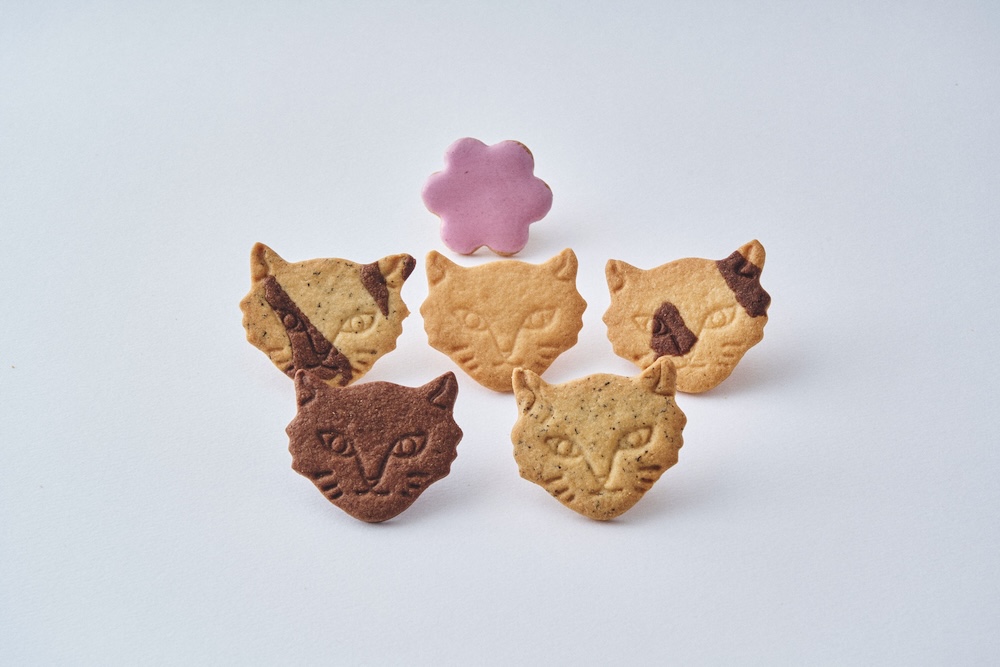 5月中旬頃まで販売される「Berry Miracle Cat Cookie Tin（“神様のいたずら”ベリーネコクッキー缶）」15枚入り・税込み2,800円〜