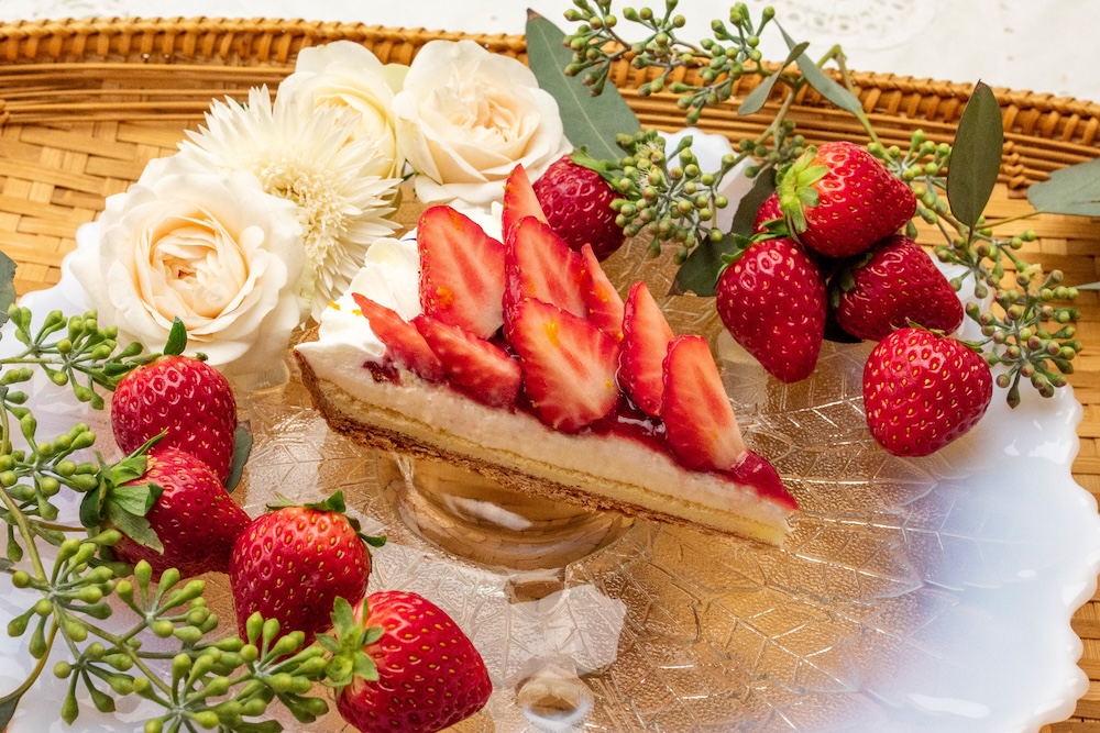 3月1日〜3月15日に販売される「イチゴとダブルチーズのタルト」ピース・税込み1,393円、ホール・税込み7,668円〜