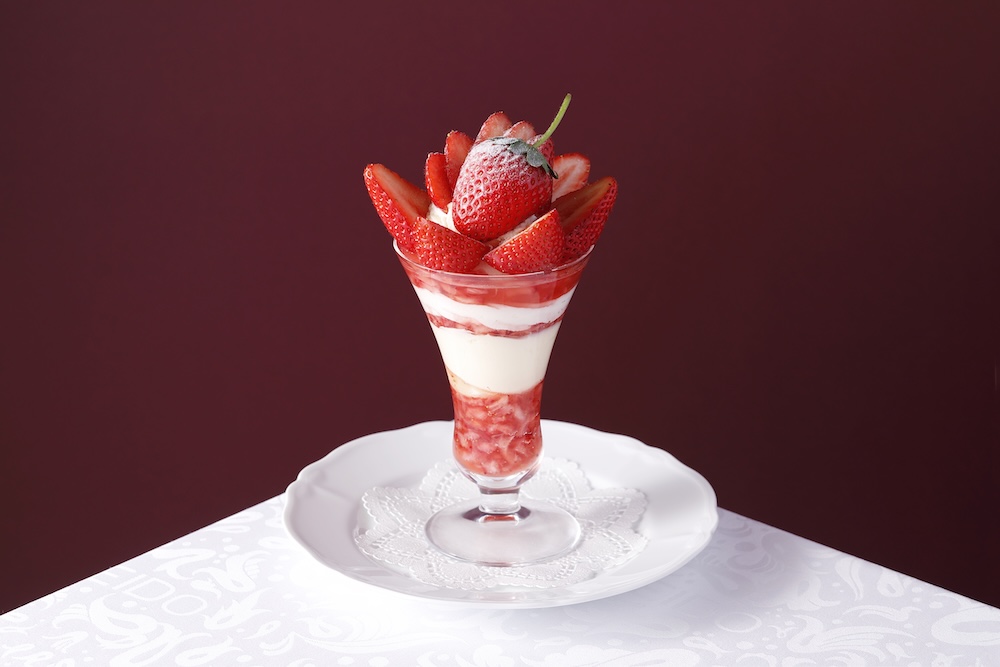 和歌山県産“まりひめ”のスペシャルストロベリーパフェ」税込み3,800円