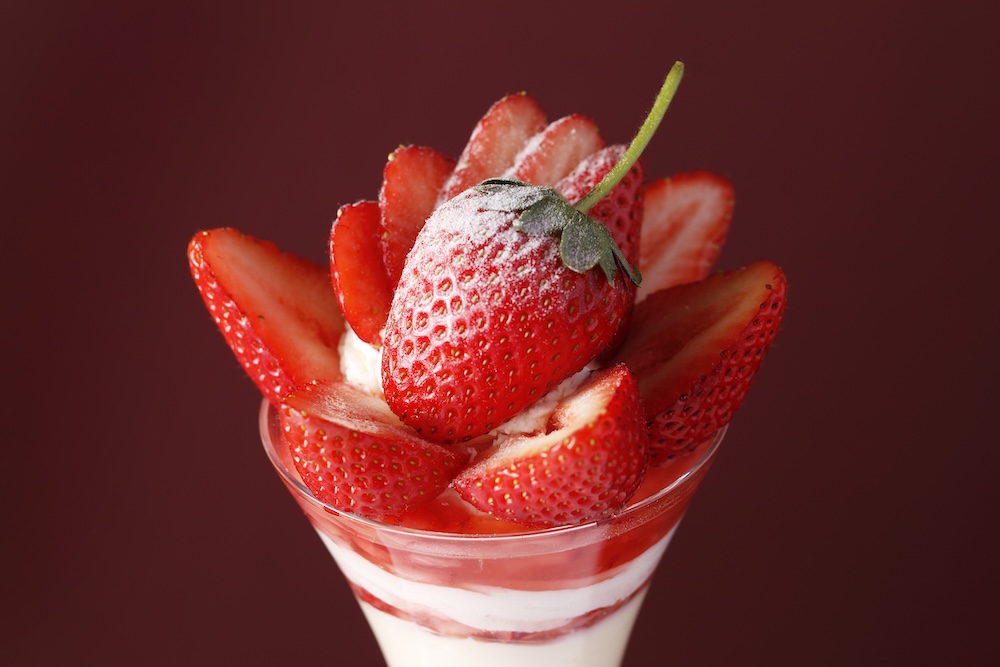 和歌山県産“まりひめ”のスペシャルストロベリーパフェ」税込み3,800円