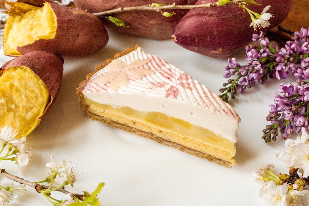 2月19日〜4月14日に販売される「徳島県里浦産なると金時 “里むすめ”と胡麻のタルト」ピース・税込み993円、ホール・税込み9,936円