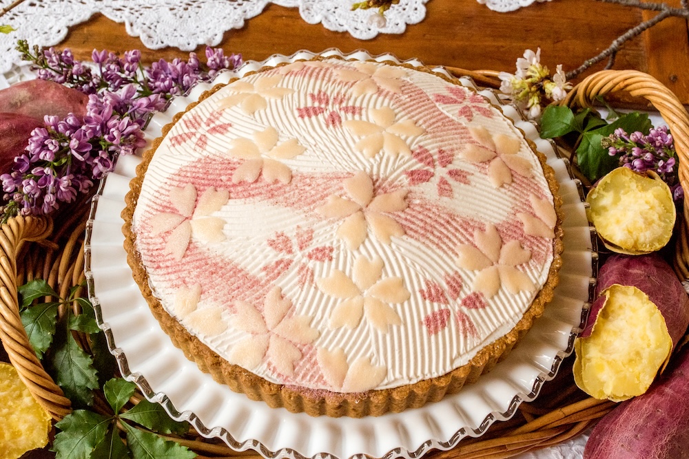 2月19日〜4月14日に販売される「徳島県里浦産なると金時 “里むすめ”と胡麻のタルト」ピース・税込み993円、ホール・税込み9,936円
