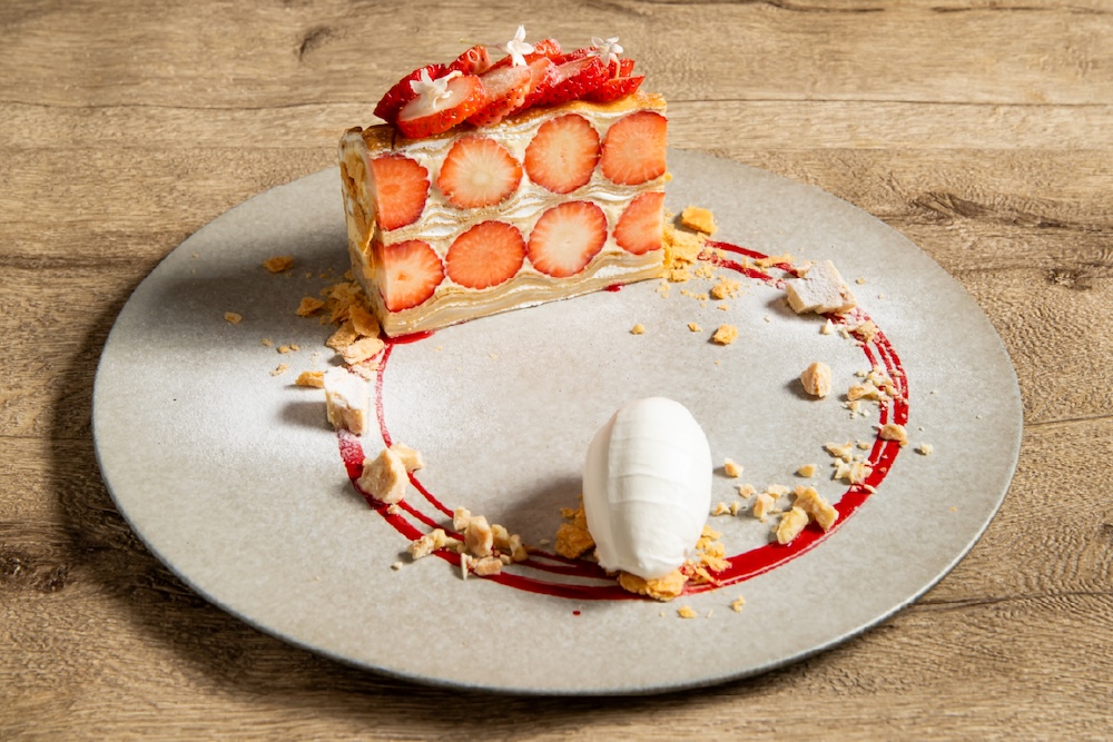 「春いちごとバニラカスタードのミルクレープ　白胡麻のクランチショコラとミルクアイス添え」イメージ