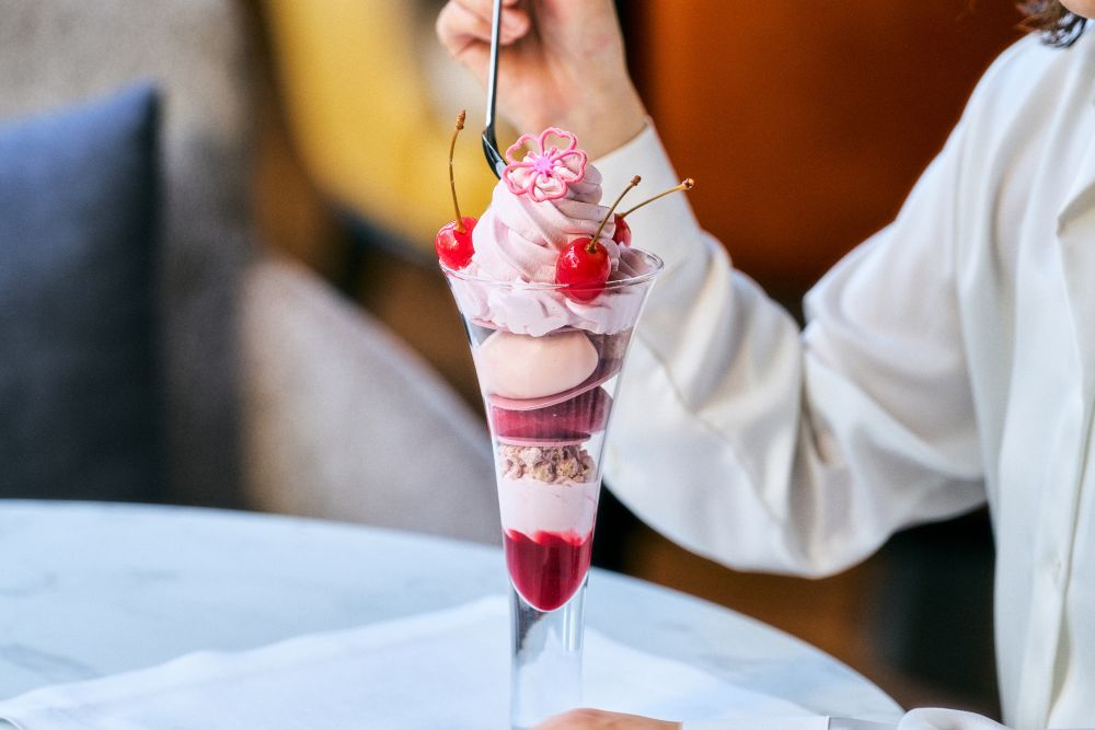 「桜とチェリーのパフェ」税込み4,500円（サービス料含む）