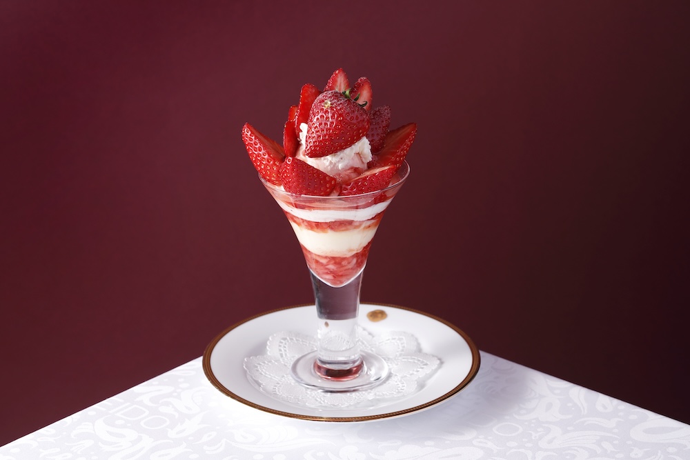 「兵庫県産“ロイヤルクイーン”のロイヤルストロベリーパフェ」税込み6,600円