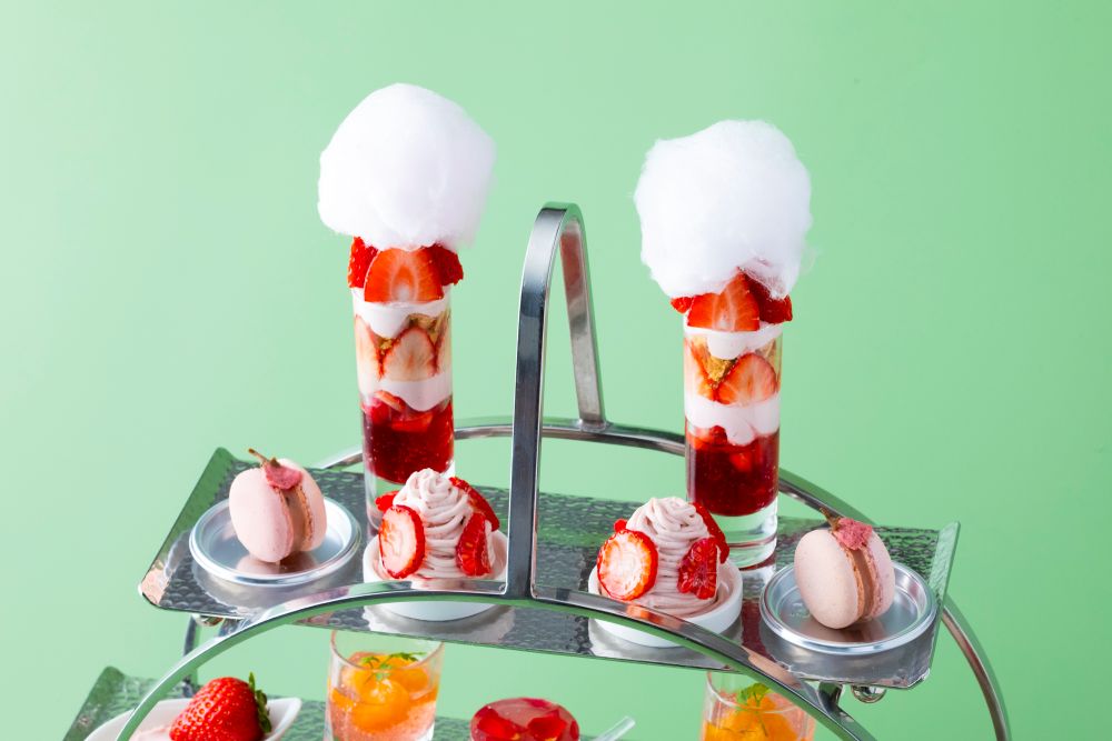 「ザ・ユニオン バー&ラウンジ(The Union Bar & Lounge)」にて販売される「ピンクストロベリー・アフタヌーンティー」税込み6,500円~(サービス料含む)