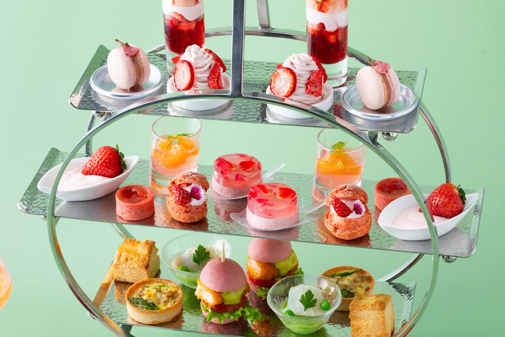 「ザ・ユニオン バー&ラウンジ(The Union Bar & Lounge)」にて販売される「ピンクストロベリー・アフタヌーンティー」税込み6,500円~(サービス料含む)