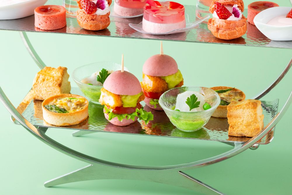 「ザ・ユニオン バー＆ラウンジ（The Union Bar ＆ Lounge）」にて販売される「ピンクストロベリー・アフタヌーンティー」税込み6,500円～（サービス料含む）