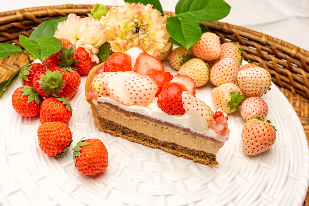 3月16日〜3月31日に販売される「特選 白イチゴと“桃薫”のタルト ～ロイヤルミルクティー風味～」ピース・税込み1,792円、ホール・税込み17,928円