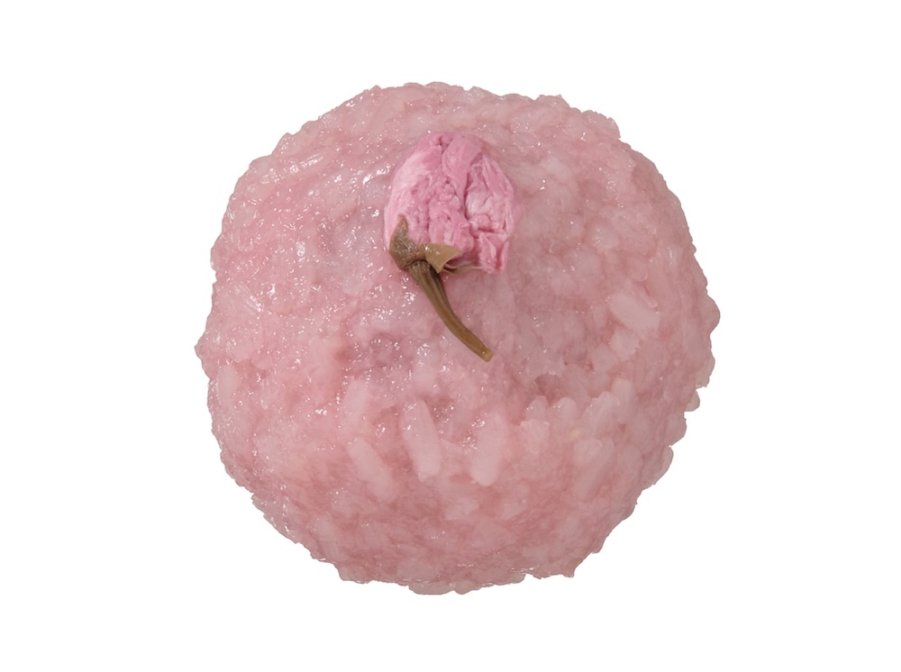 2月24日より順次発売される「北海道十勝産小豆使用 桜もち」税込み203円（沖縄県除く）