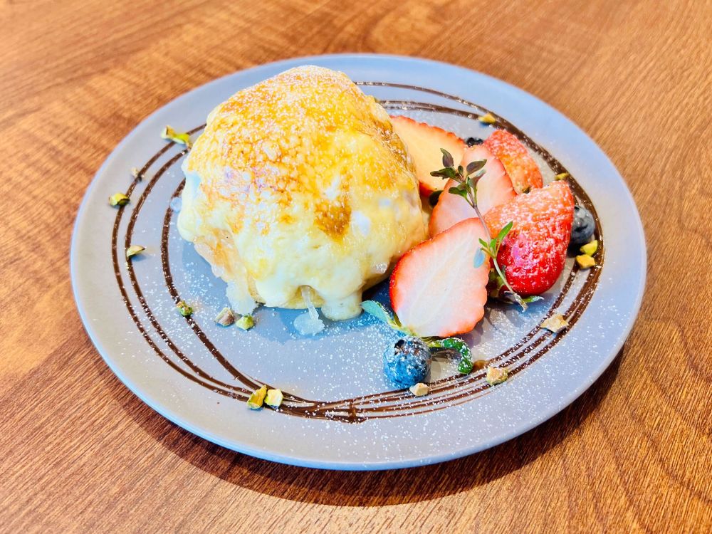 「天空カフェ＆ファクトリー」より販売される「いちごとチョコの天空ブリュレ」税込み900円