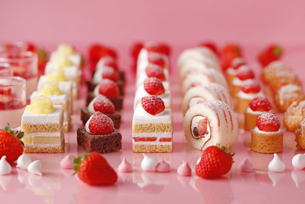 「スーパースイーツビュッフェ2026 ~いちご&あまおうスイーツ~」通常価格は平日・8,000円、土日祝日・9,500円〜(別途サービス料)