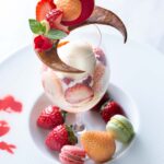 「クイーン・アリス」で3月中旬まで販売される「不思議な国のパフェ~あまおうと淡雪のWいちご~」税込み2,000円(サービス料含む、月曜不定休)