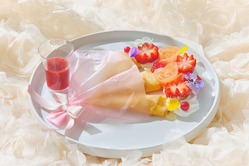 オプションメニューの「赤い果実のクレープブーケ」税込み1,500円(サービス料含む)