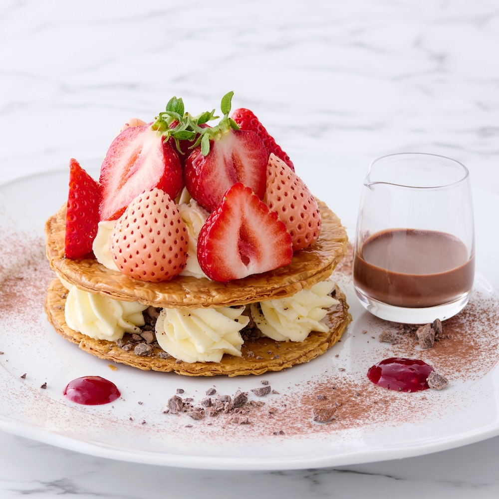 「白いちごと苺のショコラミルフィーユ」紅茶付き・税込み2,500円