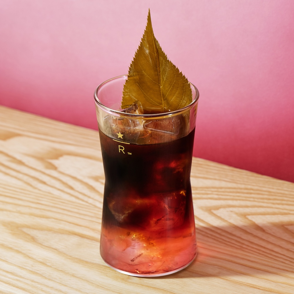 「さくら バレルエイジド コールド ブリュー」店内利用・税込み1,300円、テイクアウト・税込み1,276円